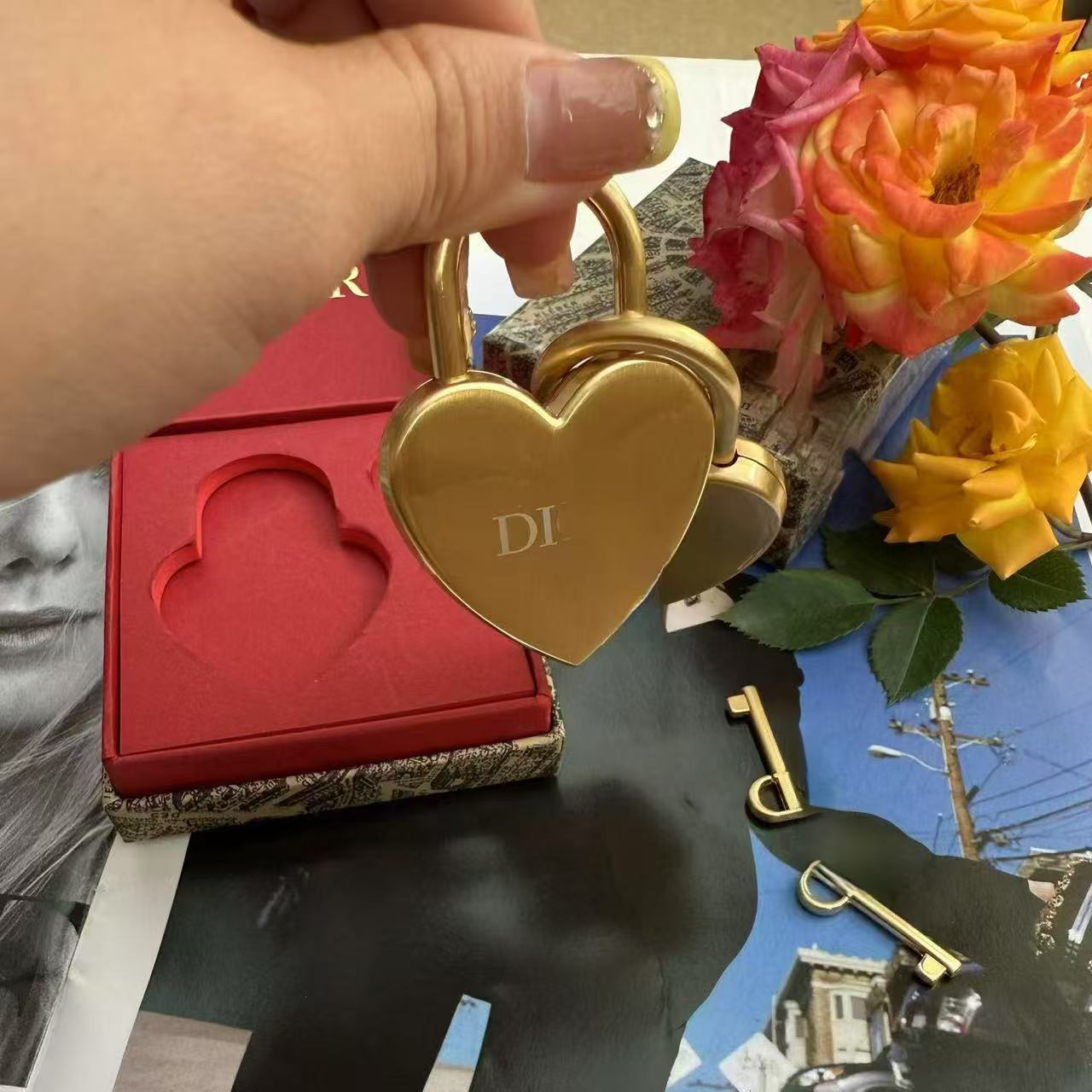 D家新款柜台情人节赠品金色爱心锁精致小巧包包挂件伴手礼好看